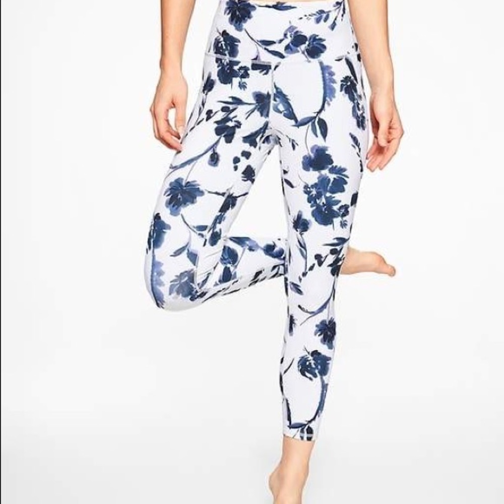 Athleta Salutation Blue and White Flower Print tights / Leggings Size XS